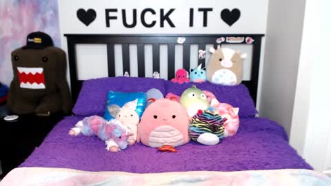 Mackenzie Wolfe online show from September 15, 2025, 5:51 am