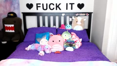 Mackenzie Wolfe online show from October 21, 2025, 2:56 am