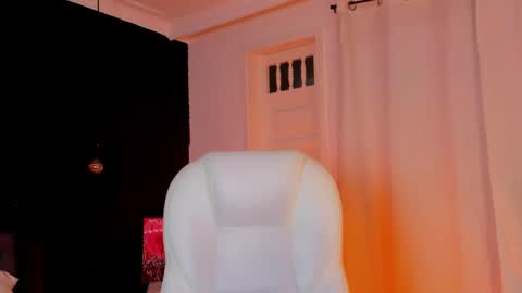 Snapshot of madame_lilith chatting on October 24, 2025, 11:50 am  madame lilith  online show from October 24, 2025, 11:50 am