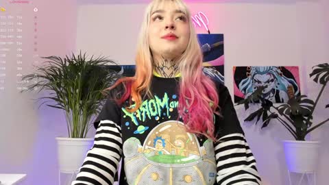 Snapshot of maddy_uwu chatting on January 14, 2025, 5:30 am maddy_uwu online show from January 14, 2025, 5:30 am