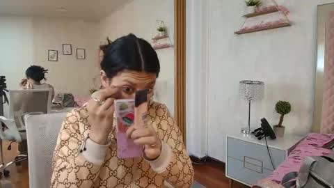 madhison_5 online show from May 9, 2026, 11:37 am