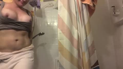 Snapshot of madie_ray chatting on June 17, 2026, 4:26 am Madie Ray online show from June 17, 2026, 4:26 am