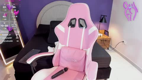 mady_collins online show from February 5, 2025, 2:26 pm