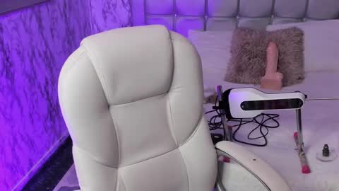 Snapshot of maeve_bigboobs chatting on February 24, 2025, 1:35 am Mae online show from February 24, 2025, 1:35 am