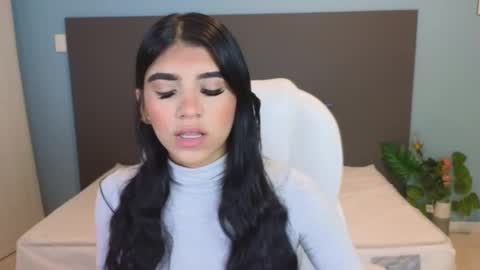 Maiaa Ruiz  online show from January 30, 2025, 1:31 pm