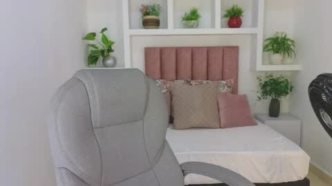 Maiaa Ruiz  online show from May 15, 2026, 1:07 pm
