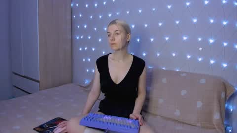 Your kitty online show from November 22, 2025, 4:06 pm