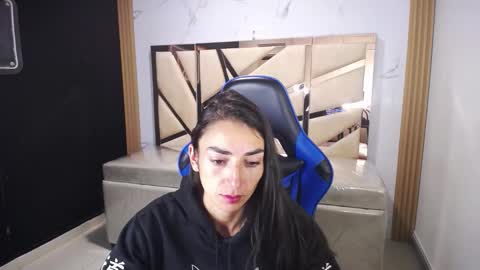 Snapshot of maily_a_ chatting on December 17, 2025, 2:50 am Maily online show from December 17, 2025, 2:50 am