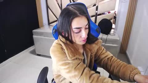 Snapshot of maily_a_ chatting on December 18, 2025, 2:50 am Maily online show from December 18, 2025, 2:50 am