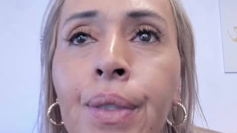 Snapshot of mailyn_jung_ chatting on January 14, 2025, 2:22 pm Carolina Barrantes Munera online show from January 14, 2025, 2:22 pm