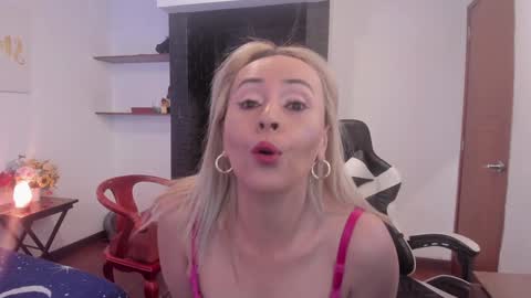 Snapshot of mailyn_jung_ chatting on January 22, 2025, 11:34 am Carolina Barrantes Munera online show from January 22, 2025, 11:34 am