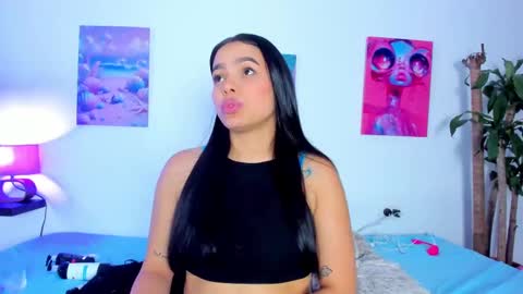 Snapshot of maithe_022 chatting on September 13, 2025, 7:02 pm mai  online show from September 13, 2025, 7:02 pm