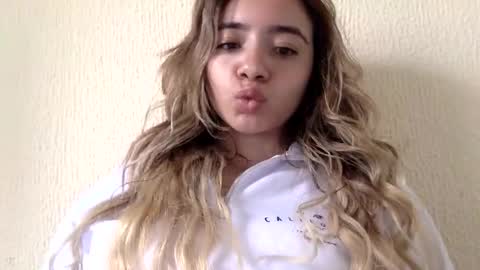 majo_gomezz online show from April 16, 2026, 3:35 pm