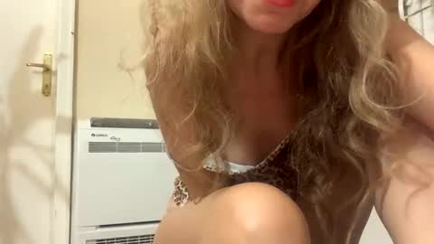 Snapshot of makemedanc chatting on October 21, 2025, 5:57 pm makemedanc online show from October 21, 2025, 5:57 pm