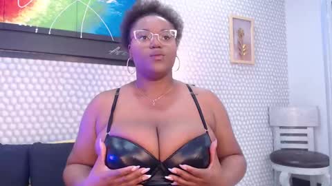 Snapshot of makena_gh chatting on February 24, 2025, 5:00 am makena online show from February 24, 2025, 5:00 am