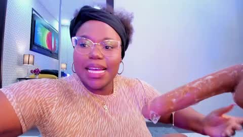 Snapshot of makena_gh chatting on March 8, 2025, 6:21 am makena online show from March 8, 2025, 6:21 am