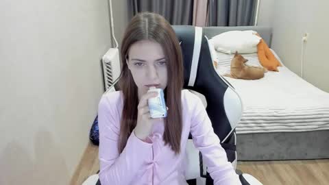 Malia online show from October 16, 2025, 12:11 am