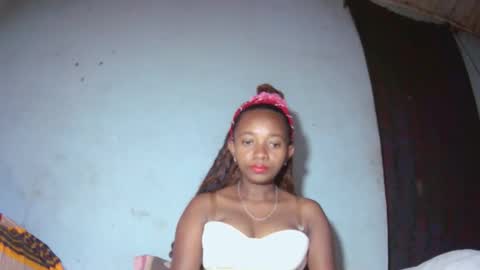 malinah01 online show from September 18, 2025, 4:25 am