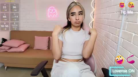 Snapshot of malory_tay chatting on February 14, 2025, 9:10 pm Malory  online show from February 14, 2025, 9:10 pm