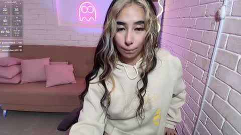 Snapshot of malory_tay chatting on March 9, 2025, 1:14 am Malory  online show from March 9, 2025, 1:14 am