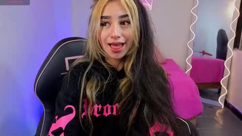 Snapshot of malory_tay chatting on September 15, 2025, 11:32 am Malory  online show from September 15, 2025, 11:32 am