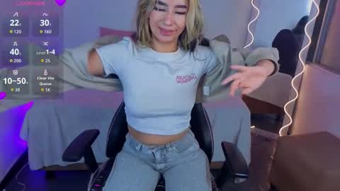 Snapshot of malory_tay chatting on October 10, 2025, 7:24 pm Malory  online show from October 10, 2025, 7:24 pm