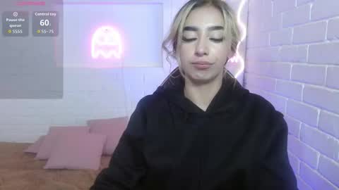 Snapshot of malory_tay chatting on October 26, 2025, 11:38 am Malory  online show from October 26, 2025, 11:38 am