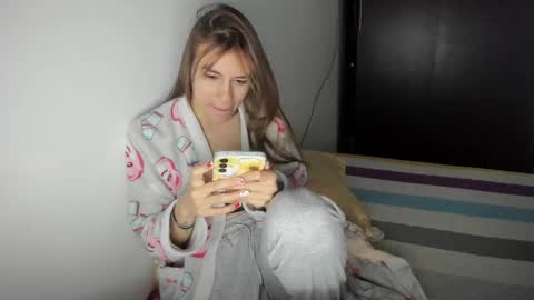 Snapshot of malucam_06 chatting on December 16, 2024, 11:18 pm instagram nueela online show from December 16, 2024, 11:18 pm