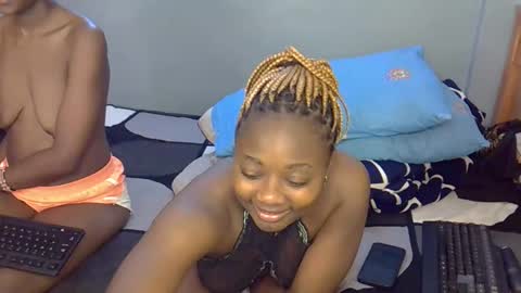 Snapshot of mama_pussie chatting on October 1, 2025, 12:05 am mama_pussie online show from October 1, 2025, 12:05 am