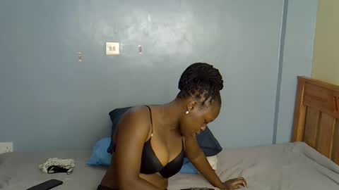 Snapshot of mama_pussie chatting on November 9, 2025, 12:09 am mama_pussie online show from November 9, 2025, 12:09 am