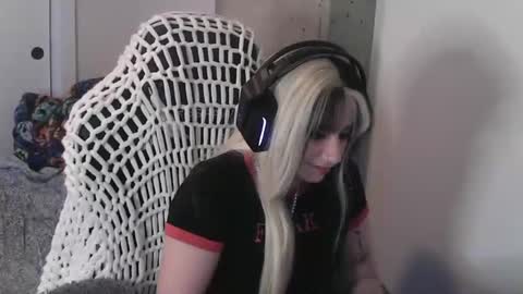 manicpixieslutt online show from November 23, 2025, 12:43 am