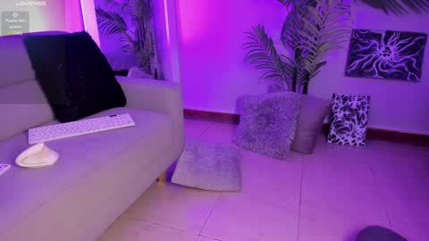 Manu Velez  online show from December 19, 2024, 2:13 pm