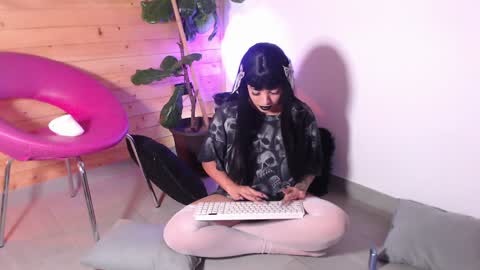 Manu Velez  online show from February 26, 2025, 1:21 am