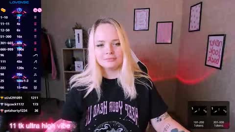 Snapshot of marcelinepeach chatting on February 22, 2025, 2:41 pm Sara online show from February 22, 2025, 2:41 pm