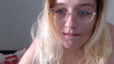 Snapshot of margo_shine chatting on October 24, 2025, 10:33 am margo_shine online show from October 24, 2025, 10:33 am