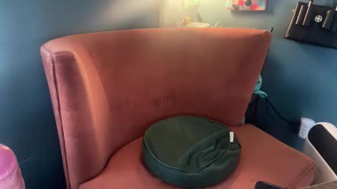 Elle online show from December 1, 2025, 4:23 pm