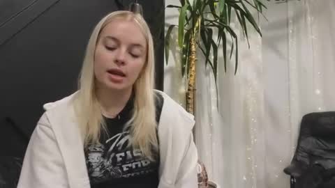 margot_robbie7 online show from February 17, 2025, 1:15 am