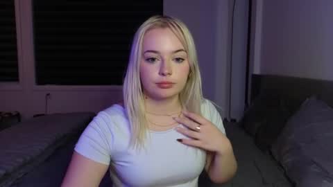 margot_robbie7 online show from October 8, 2025, 10:51 pm