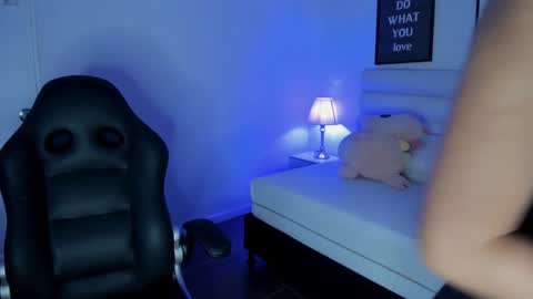 mari_salgado online show from December 18, 2024, 11:34 am
