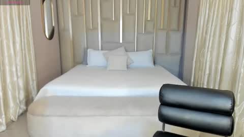 MARIA HERRERA  online show from December 15, 2025, 7:29 pm