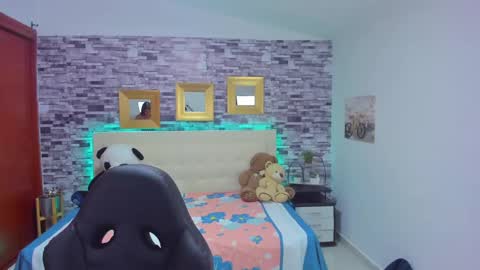 Snapshot of marianaxxx__ chatting on December 17, 2024, 10:43 pm Mariana online show from December 17, 2024, 10:43 pm