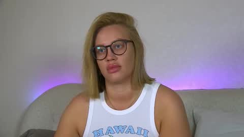 Snapshot of marianeumann chatting on October 5, 2025, 6:28 pm Maria online show from October 5, 2025, 6:28 pm