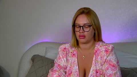 Snapshot of marianeumann chatting on October 18, 2025, 6:41 pm Maria online show from October 18, 2025, 6:41 pm