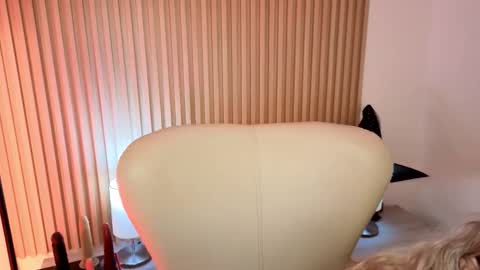 Snapshot of marianl0ve chatting on October 18, 2025, 11:00 am Marian Love online show from October 18, 2025, 11:00 am