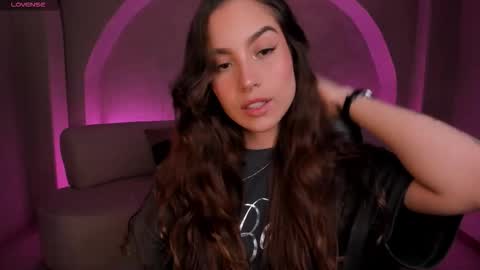 Marianne  online show from December 16, 2025, 10:15 pm