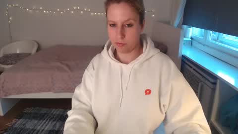 Snapshot of mariavalentinee chatting on March 23, 2026, 4:44 pm Maria online show from March 23, 2026, 4:44 pm