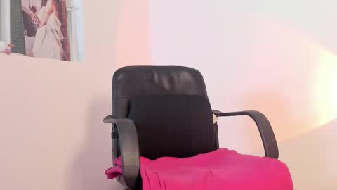 Snapshot of marie_pourtoi chatting on October 15, 2025, 12:55 am 700 pm Washington time online show from October 15, 2025, 12:55 am