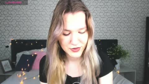 Snapshot of mariel_brown chatting on February 8, 2025, 8:20 am mariel_brown online show from February 8, 2025, 8:20 am