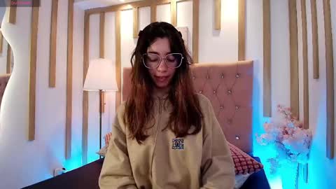Snapshot of marinette_lux chatting on May 5, 2026, 12:57 pm marinette online show from May 5, 2026, 12:57 pm