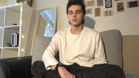 Mark online show from November 12, 2025, 11:21 am